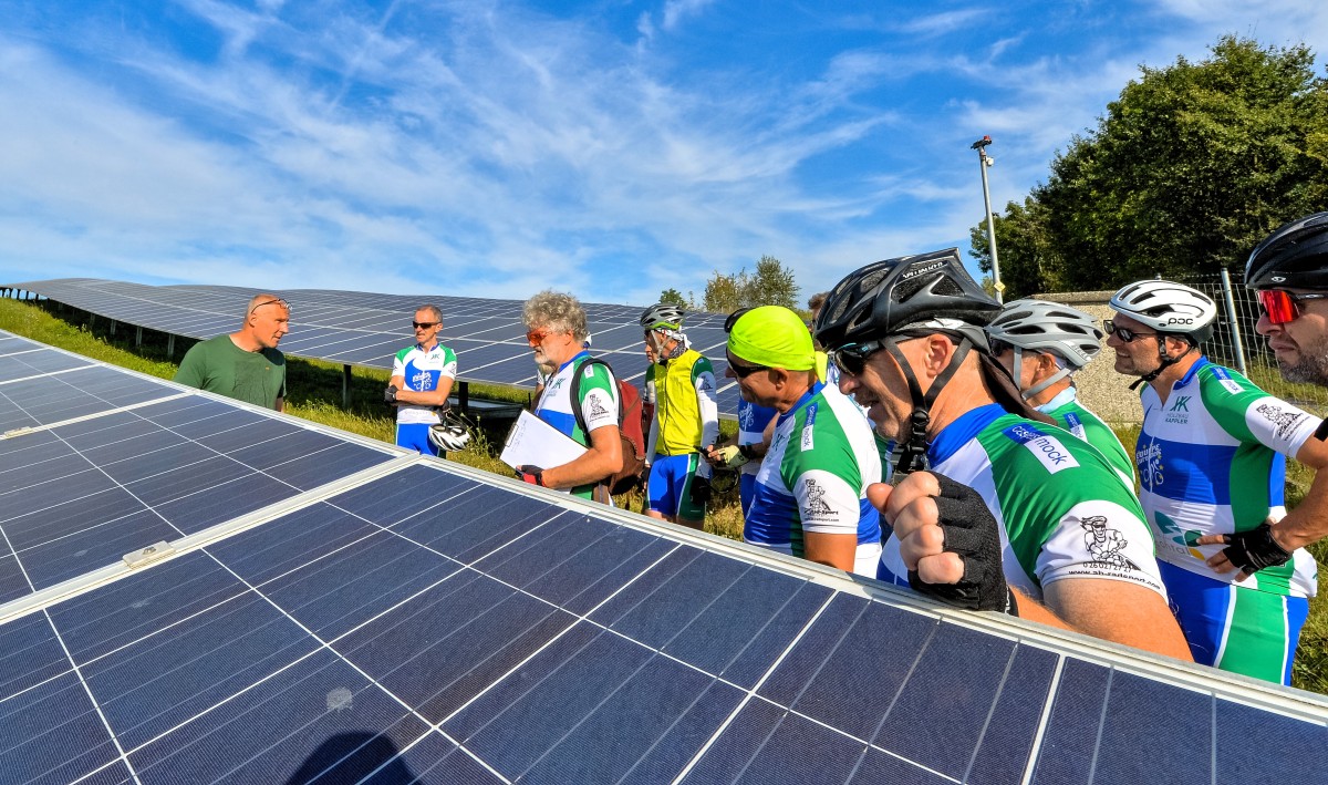 Radsportler auf Energiewendetour: Einblicke in die Erneuerbare Energieversorgung