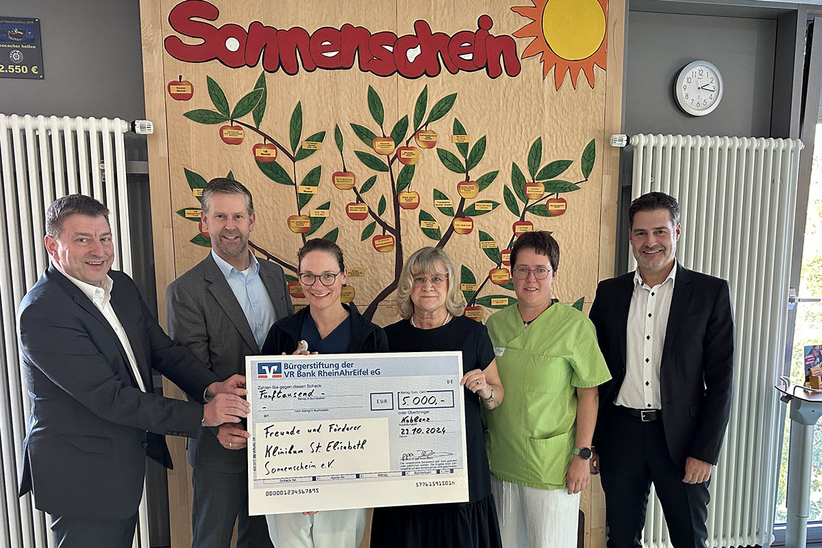 Von links: Dr. Marc Bohr (Frderverein "Sonnenschein"), Martin Schlter (Private Banking der VR Bank RheinAhrEifel eG), Dr. Katharine Kastor (Chefrztin der Kinderklinik), Ulrike Brder-Sauerbrei (Frderverein "Sonnenschein"), Elisabeth Paffhausen (Stationsleitung Kinderklinik) und Dirk Wey (Leiter Private Banking der VR Bank RheinAhrEifel eG). Foto: Florian Ktt/VR Bank RheinAhrEifel eG