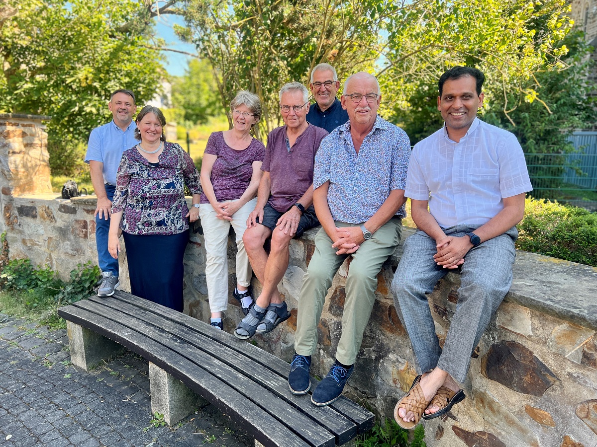 Xavier Manickathan (rechts), leitender Pfarrer der katholischen Pfarrei Sankt Peter und Paul im Kannenbckerland, und die ehrenamtlichen Beratern Guntram Portugall, Wiegand Otterbach sowie Olaf und Elke Eklund (von rechts). Fachliche Untersttzung erhalten sie von Pastoralreferentin Sonja Perk (2. von links) und Rainer Lehmler (links), Referent Gemeindecaritas beim Caritasverband Westerwald-Rhein-Lahn. (Foto: Caritasverband Westerwald-Rhein-Lahn/Holger Pritzsch)