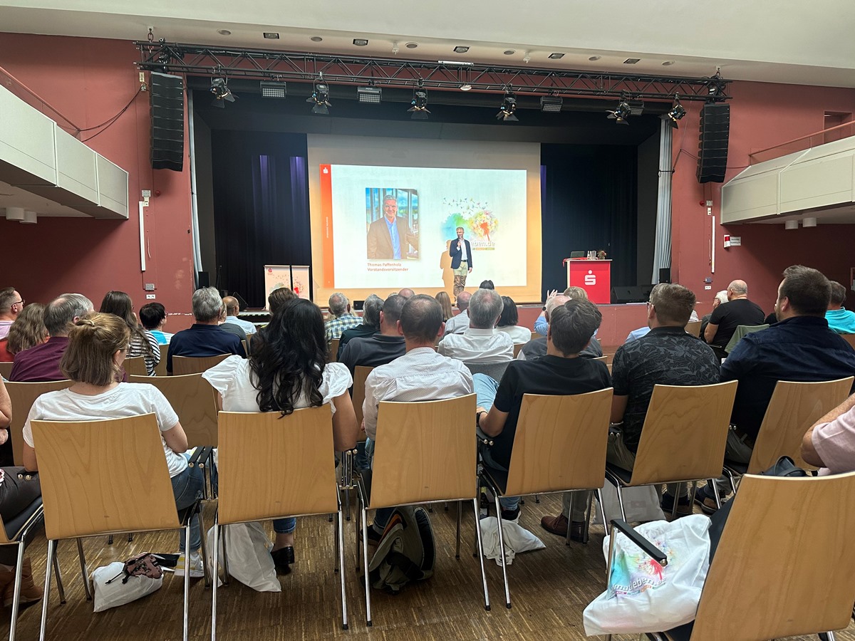 ber 200 Vereinsmitglieder waren ins Heimathaus nach Neuwied gekommen (Foto: Luisa Erkan)