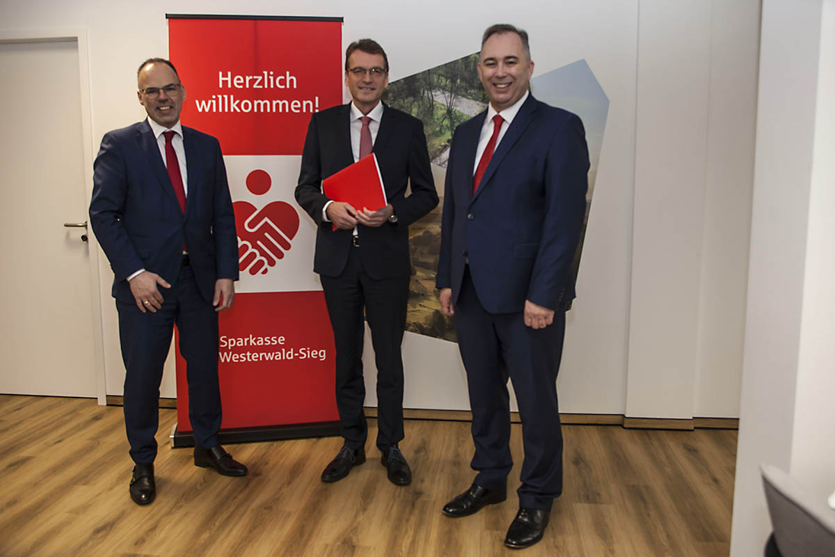 Sie prsentierten gemeinsam die Zahlen fr 2021 der Sparkasse Westerwald Sieg. Von links: Andreas Grg, Dr. Andreas Reingen und Michael Bug. Foto: Wolfgang Tischler