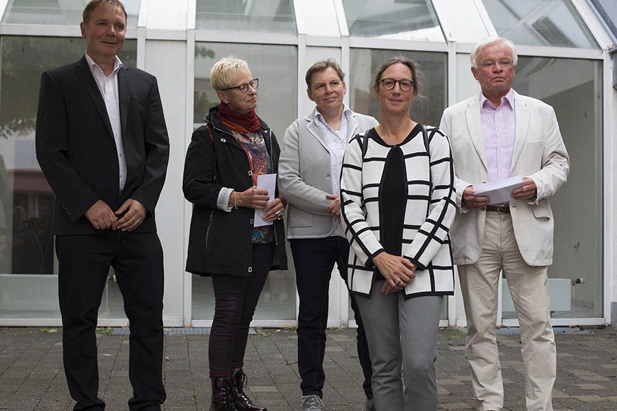 Vor dem Uhrturm. Von links: Brgermeister Thomas Vis, Preistrgerinnen Susanne Schwartz, Ruth Schwenker und Ursula Schulze, daneben Ulrich Christian. Fotos: Helmi Tischler-Venter