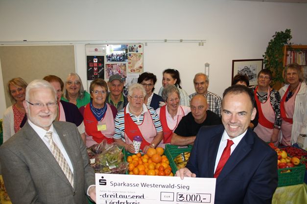 Sparkasse spendet an die Tafel