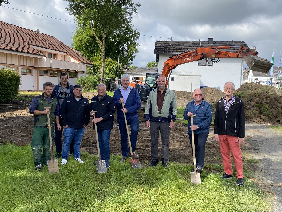 Von links: Jonas Hassenflug (Fa. Deimling), Uwe Jungbluth, (Beigeordneter), Marius Uselli (Technischer Angestellter) Martin Fischbach (stellv. Bauamtsleiter), Eberhard von Weschpfennig (Ing. Bro von Weschpfennig), Dirk Kullmann (Ratsmitglied), Manfred Berger (Ortsbrgermeister Flammersfeld) (Foto: Verbandsgemeindeverwaltung)