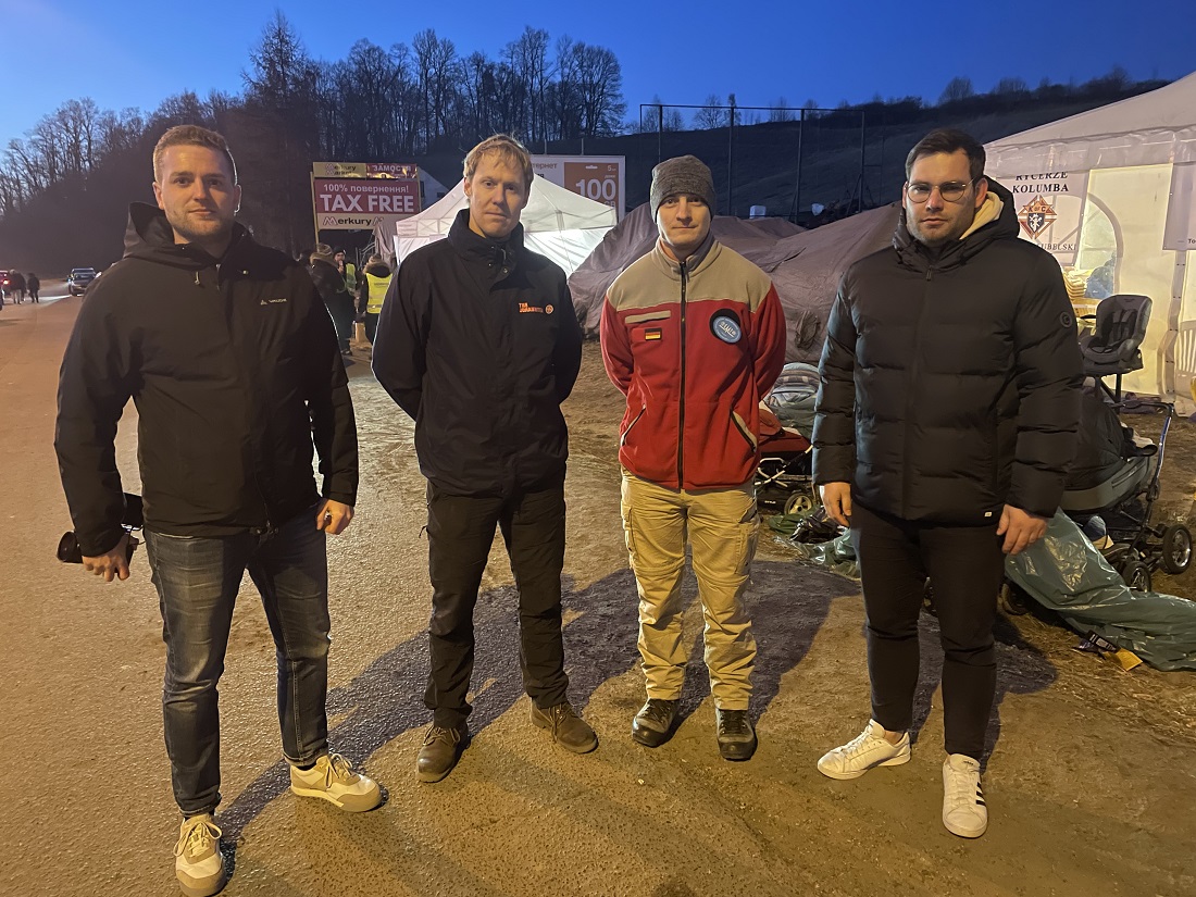 Martin Diedenhofen (rechts) und Daniel Baldy (rechts) tauschen sich mit internationalen Hilfskrften an der ukrainischen Grenze aus. (Foto: Christian Spies)