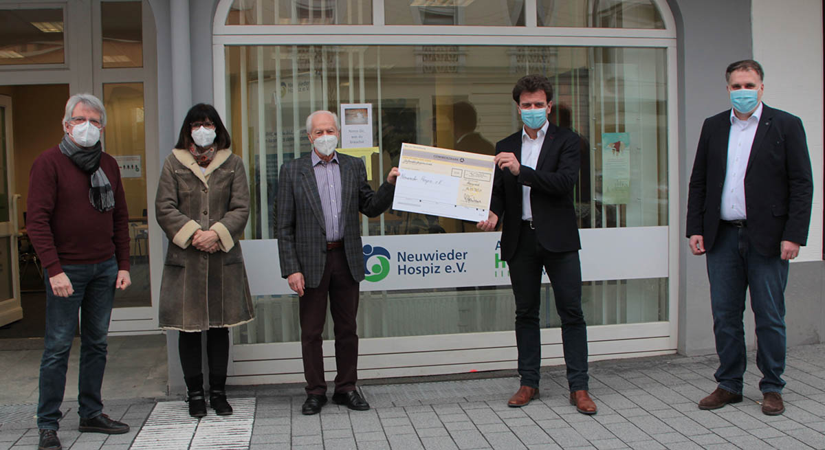 Hans-Peter Knossalla (Hospizverein), Anita Ludwig (Leiterin Ambulantes Hospiz), Horst Roth (Hospizverein), Lutz Steinhauer und Walter Monschauer (Dyckerhoff GmbH) bei der Spendenbergabe (von links). Foto: Neuwieder Hospizverein