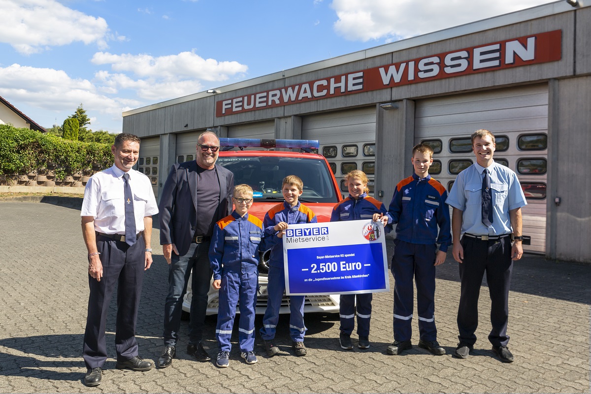 Das Engagement der Jugendfeuerwehr wird stetig untersttzt - so auch von Beyer-Mietservice mit einer Spende von 2.500 Euro. (Fotos: Beyer-Mietservice KG)