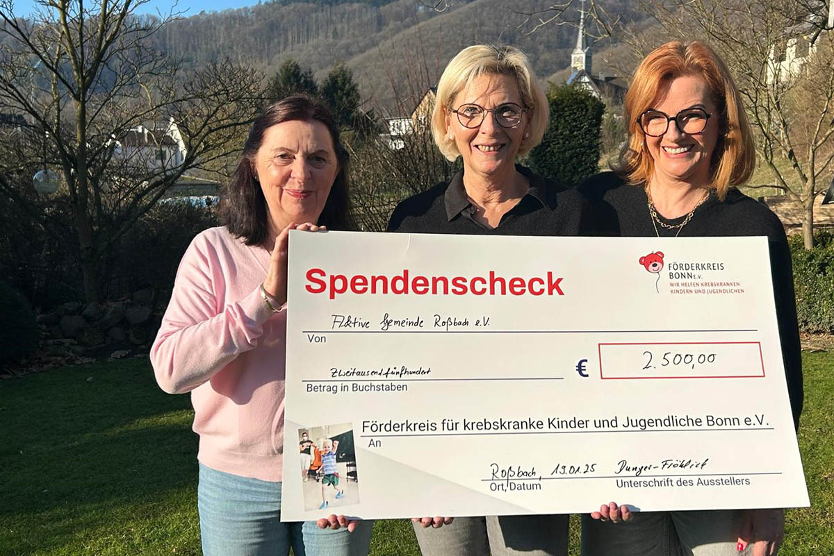 Von links: Elke Dunger-Frhlich (Vorsitzende Aktive Gemeinde Robach), Marion Knopp (Frderkreis fr krebskranke Kinder und Jugendliche Bonn) und Martina Prangenberg (Aktive Gemeinde Robach). Fotograf: J. Prangenberg