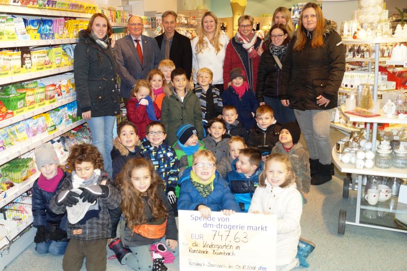 Spendenbergabe an die Delegation der Kindertagessttten. Foto: privat