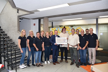 Vorstandsmitglied Dieter Stricker berreicht Stadtbrgermeister Walter Stunk und Forstrevierleiter Rainer Gerhardus den Spendenscheck. (Foto: Volksbank Daaden)