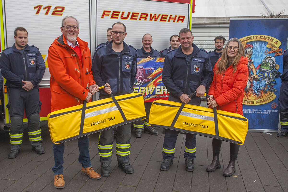 Von links: Stefan Pfeiffer, Maximilian Baier, Peter Reusch und Yvonne Pfeiffer bei der bergabe. Foto: Feuerwehr VG Puderbach/Wolfgang Tischler