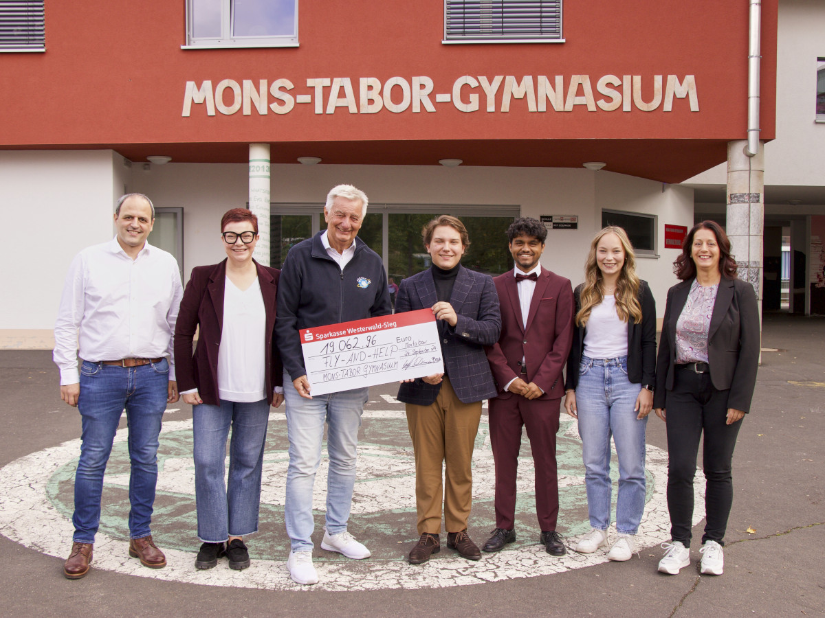 v. l. n. r. Schulleiter Martin Zimmermann, Susanne Grg, Vorsitzende des Schulelternbeirates, Reiner Meutsch, Daniel Schneider, Sanjay Sivakumar und Sophie Brach (Schlersprecherteam) und Daniela Duck, stv. Vorsitzende des Schulelternbeirates sowie Schler des MTG, dies sich spontan dazu gesellten. (Foto: Claudia Karwe)