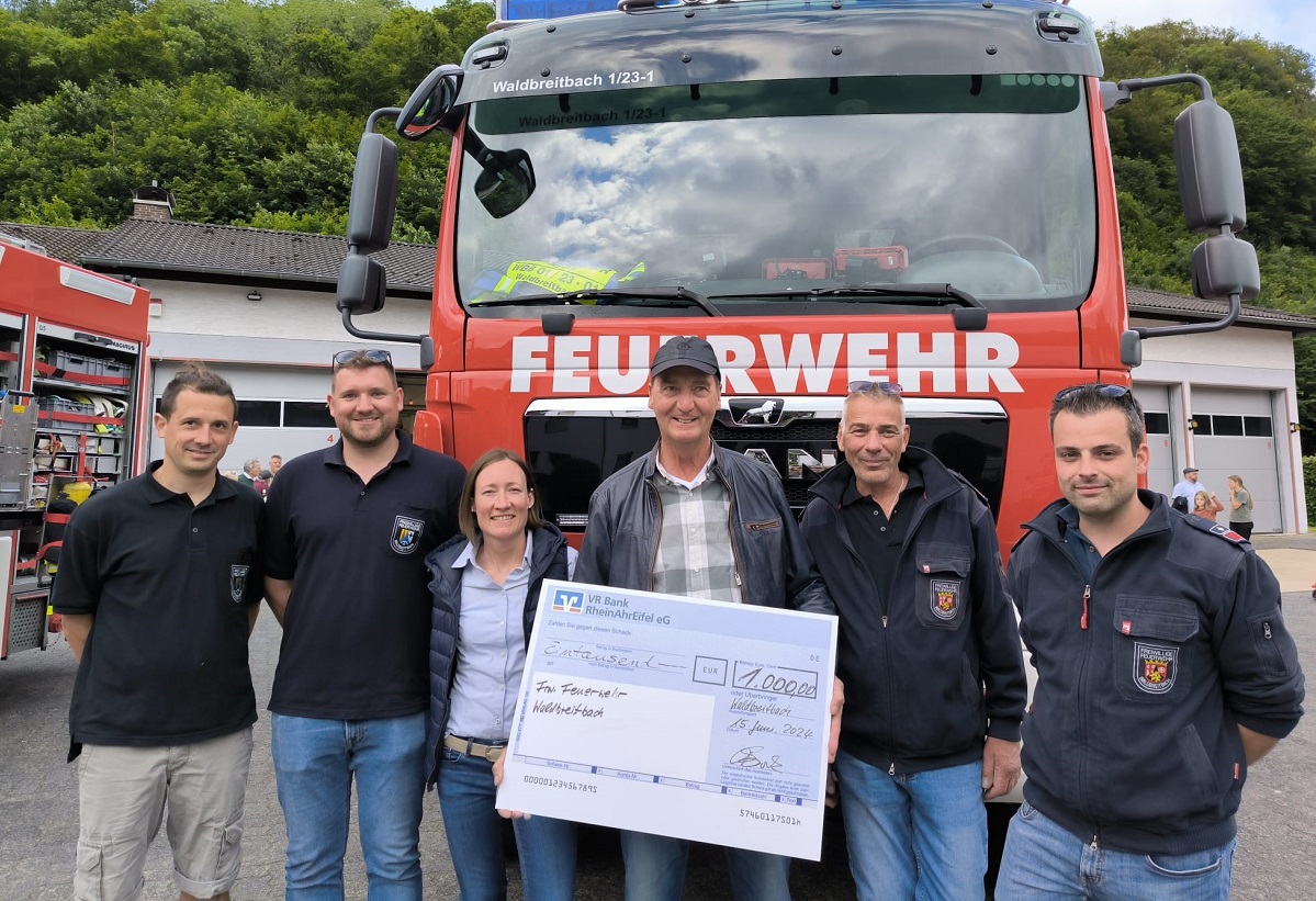 Groe Freude bei der Freiwilligen Feuerwehr Waldbreitbach ber grozgige Spende 