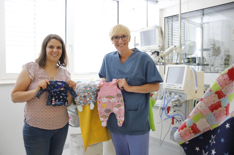 Tanja Utsch (links) mit Stationsleiterin Kerstin Bornhofen bei der Spendenbergabe im Marienhaus Klinikum. Foto: privat