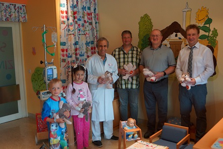 Von links: neben den Kindern, Dr. med. Salem El-Hamid, Frank Ktting,Thomas Grn, Nicki Billig, Kaufm. Direktor (Foto: DRK Krankenhaus Kirchen)