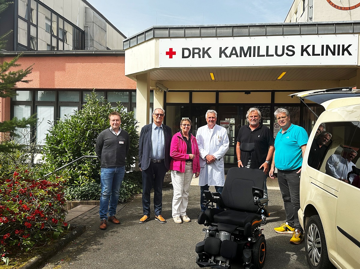 Von links: Nicki Billig (kaufmnnischer Direktor DRK Kamillus Klinik), Klaus Tang, (Lions Club Altenkirchen), Sandra Berlijn (Leitung Physiotherapie), Dr. Dieter Phlau (rztlicher Direktor und Chefarzt Neurologie), Michael Schmidt (Lions Club Rhein Wied), Thassilo Falkenau (Taxiunternehmer). (Foto: Cremer)