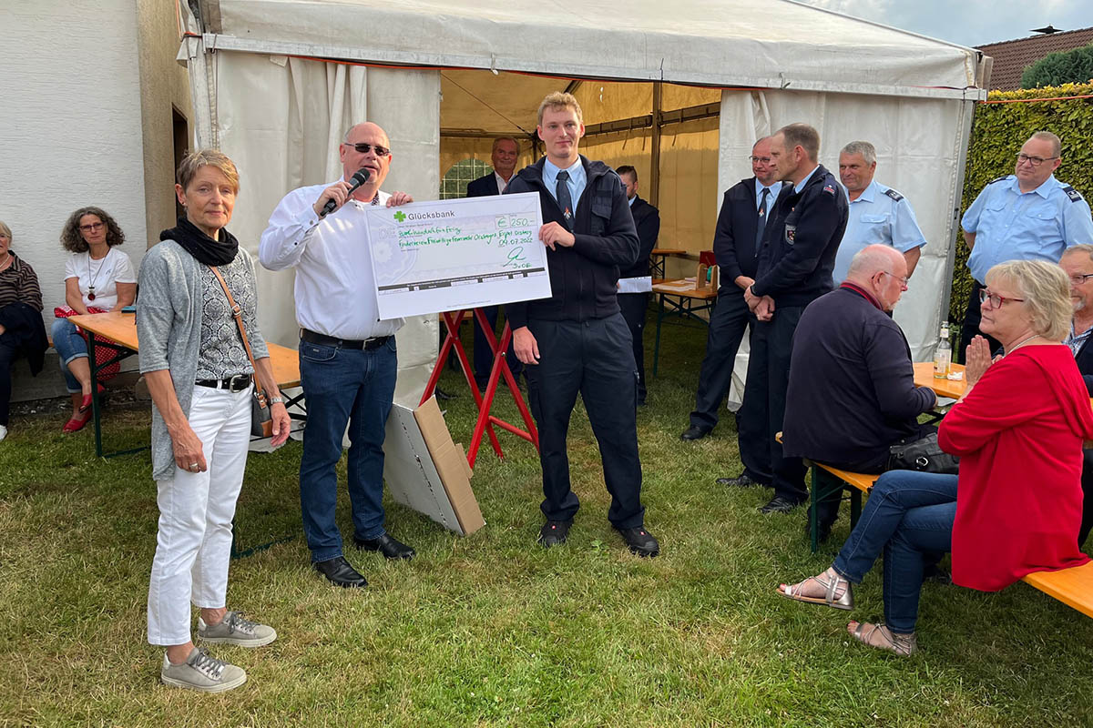 Von links: Johanna Lenz (Beigeordnete der OG Erpel), Johannes Hogeback, Fraktionsvorsitzender der DvOE, Max Marche Vorsitzender des Frdervereins Freiwillige Feuerwehr Orsberg e.V. 	Foto: privat 