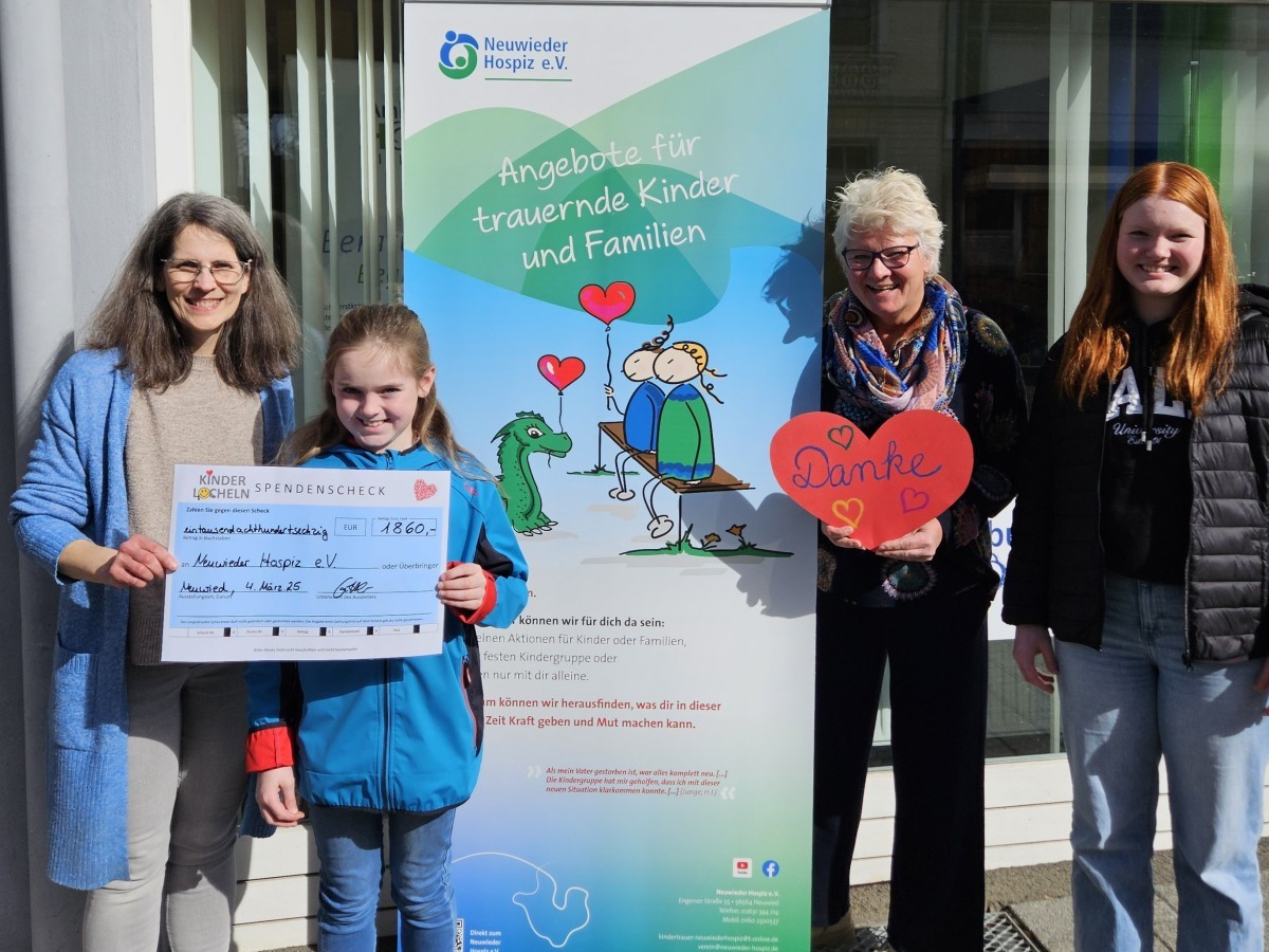 Christine Kabierschke, Felia Gttler, Beate Christ und Kalea Gttler bei der Spendenbergabe. (Foto: Marisa Gttler)