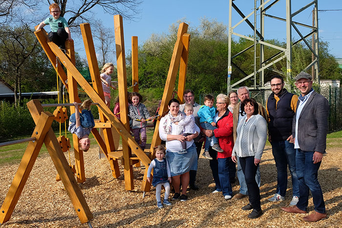 Die Kinder und ihre Eltern, Ortsbeiratsmitglieder und Nico Siebke (Bauamt Stadt Neuwied) und Harald Schwer (Amt fr Jugend und Soziales) freuen sich gemeinsam ber das neue Multifunktionsspielgert. Foto: Stadt Neuwied