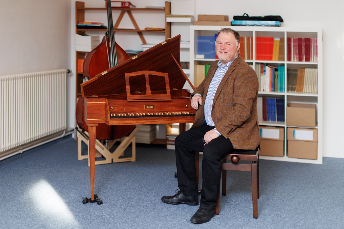 Noch steht das Spinett im Musikraum des Evangelischen Gemeindehauses Hilgert, doch schon bald ist das interessante Instrument in den Kirchen der Region unterwegs. Dekanatskantor Jens Schawaller schtzt dessen zarten Klang und die besondere historische Stimmung. (Foto: privat)