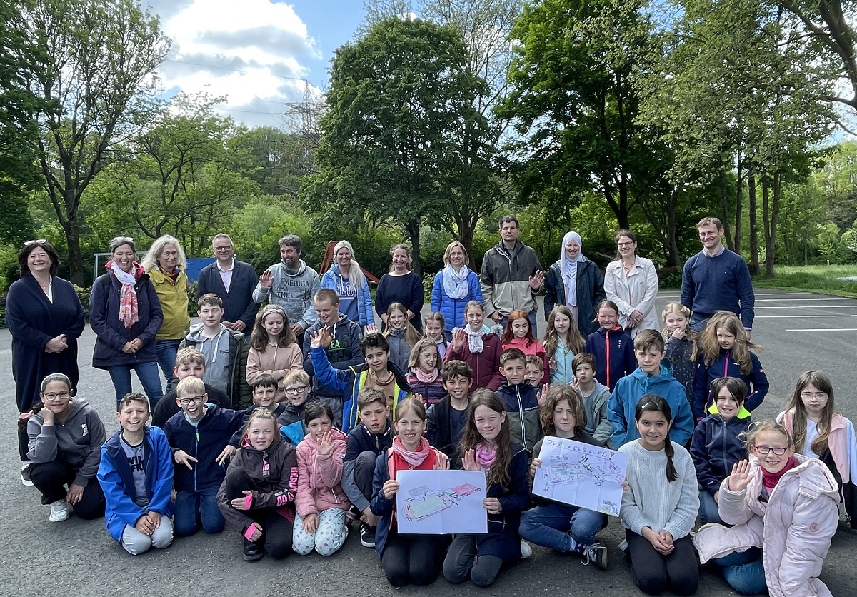 Wissener Schulen und das OT machen mobil fr den Sponsorenlauf im September. Das Projektteam mit Lehrkrften und rund 35 Schlern entwickelt Ideen rund um das sportliche Event. Untersttzung gibt es auch von der Verwaltung mit Berno Neuhoff und Kerstin Robach. (Fotos: KathaBe)