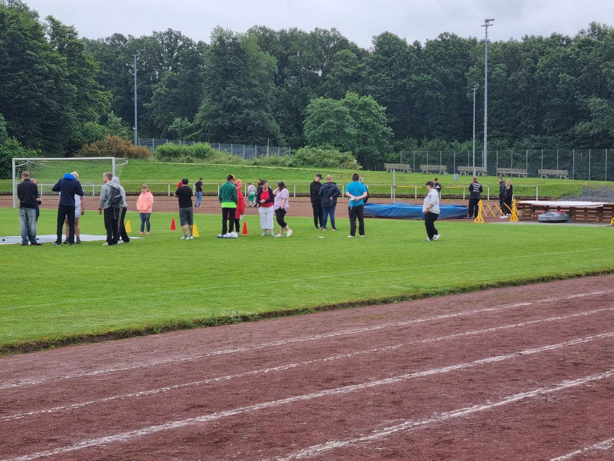 Im Stadion in Altenkirchen konnten Menschen mit Behinderung wieder die Bedingungen fr das Deutsche Sportabzeichen erfllen. (Foto: vh) 