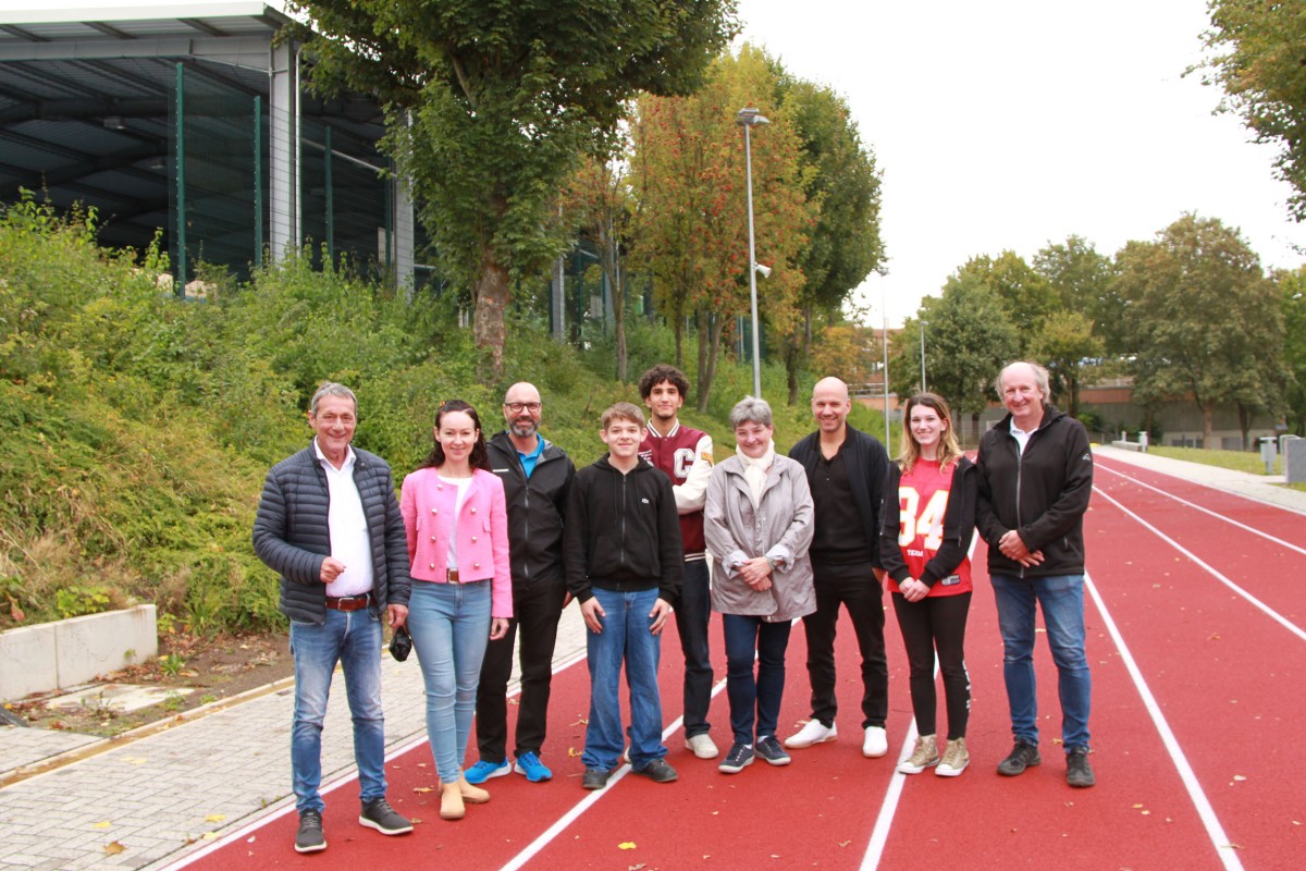 v.l.n.r.) Landrat Achim Schwickert beging gemeinsam mit Irina Weiand, Konrektorin EBR+, Andreas Burg, Schulleiter EBR+, Seydin Berisha, Schlervertretung EBR+, Majd Abou Shaker, Schlersprecher EBR+, Iris Grg, Projektleiterin der Kreisverwaltung, Dr. Thomas Siekmann, Planungsbro, Maya Jukic, Schlervertretung GiK, und Nino Breitbach, Schulleiter GiK, die neue Auensportanlage. (Foto: Kreisverwaltung/Carolin Faller)