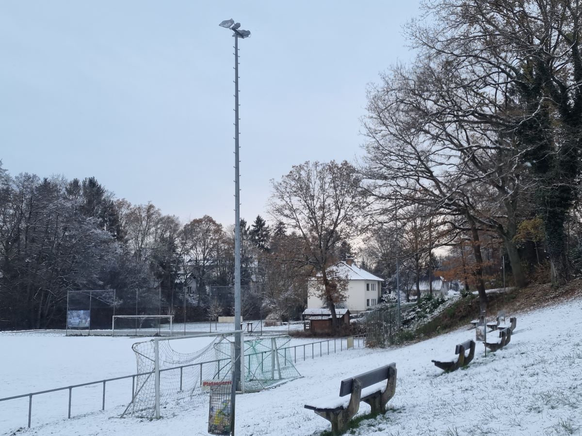 Still ruht der Sportplatz in Almersbach: Das Flutlicht kommt jetzt in der LED-Version daher. (Foto: vh)