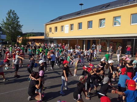 Um 8.20 Uhr trafen sich alle Klassen auf dem Schulhof, um sich gemeinsam zu heien Rhythmen fr das Sportfest aufzuwrmen. (Foto: Christophorus Grundschule)