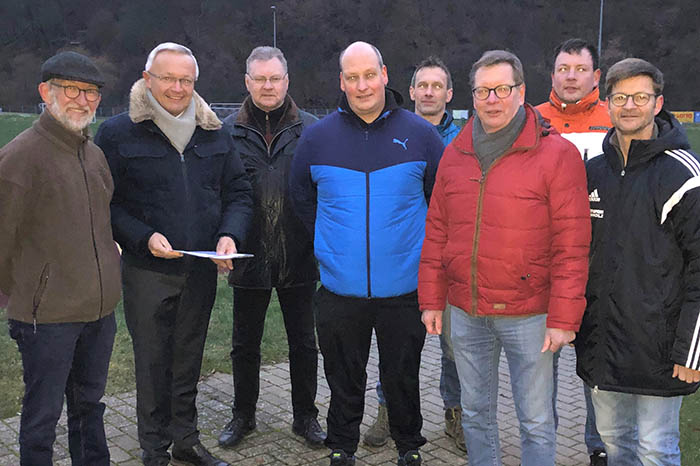 Von links: Josef Ho (VfL Waldbreitbach), Landrat Achim Hallerbach, 1. Beigeordneter Viktor Schicker, Wolfgang Krumscheid (SG Wiedtal Niederbreitbach), Frank Reuschenbach (WFC), Ortsbrgermeister Martin Lerbs, Manuel Hardt (WFC), Ulli Buhr (Vors. WFC). Foto: privat