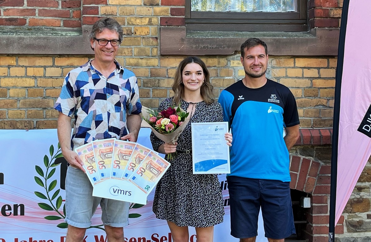 Louisa Herzog freut sich ber die Auszeichnung, die ihr von Sven Sabock (Verein Mittelrheinische Sportjournalisten, links) und Dominik Weiler (Sportjugend Rheinland) bergeben wurde. (Foto: Sportjugend Rheinland)