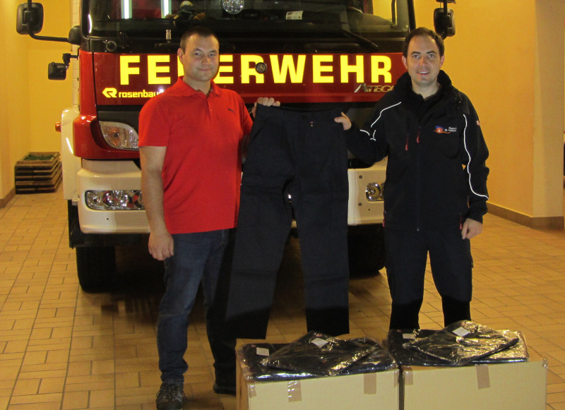 Joachim Schlemmer (li.), Vorsitzender des Frdervereins, bergibt Wehrfhrer Tobias Scharrschmidt (re.) einen Satz neu beschaffter Bundhosen fr die Einsatzabteilung der Feuerwehr. Foto: Privat
