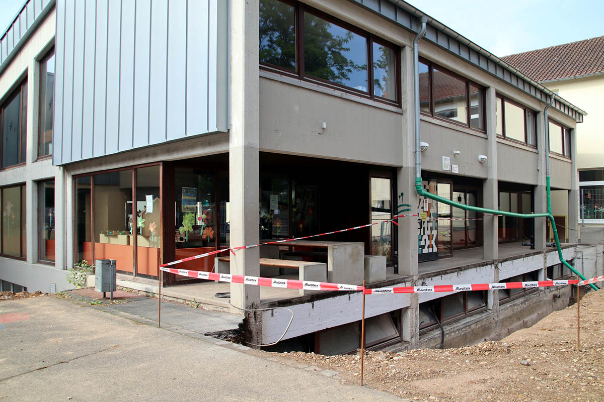 Rund um den Gebudeteil der St.-Martinus-Grundschule, dessen Untergeschoss fr die OGS ausgebaut wird, ist bereits ausgeschachtet. Foto: Stadt Bad Honnef