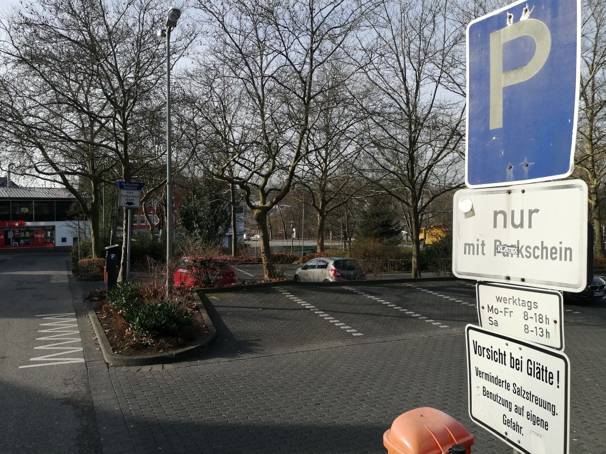  Parkpltze rund um den Einkaufsbereich der Altenkirchener Innenstadt, wie hier am Schlossweg, sind in groem Ma vorhanden. (Foto: vh)