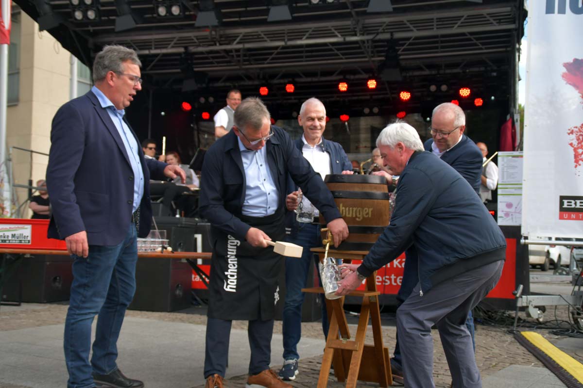 Stadtbrgermeister Ralf Lindenptz erffnete das 12. Stadtfest Altenkirchen mit dem Fassanstich