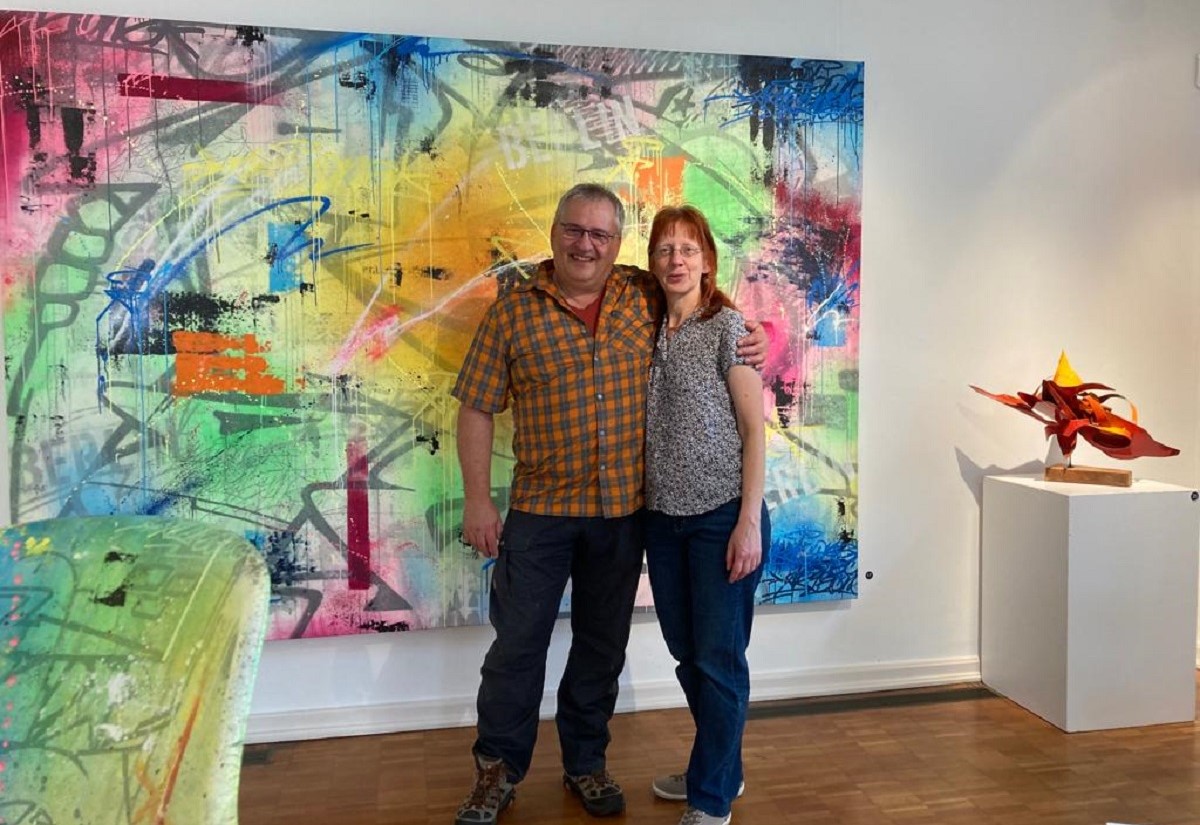 Gnter Stamm und Alexandra Franzen beim Besuch der STADTGALERIE Mennonitenkirche. Sie sind die 1000. Ausstellungsbesucher von VANDALS  Tchter & Shne der Street Art". (Foto: Benita Roos / Stadt Neuwied)