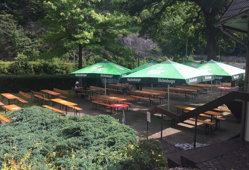 Musik und Fassanstich im Biergarten an der Betzdorfer Stadthalle