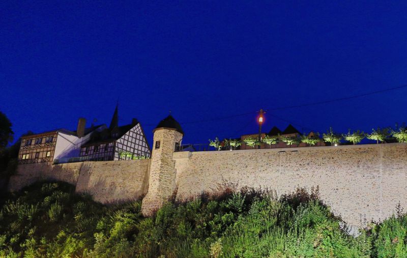 Auch bei Nacht ein echter Hingucker: die beleuchtete Stadtmauer ber dem Sauertal. Die neuen Strahler werden am 29. November um 17 Uhr erstmals eingeschaltet, wenn in der Altstadt der Weihnachtszauber beginnt. Foto: Olaf Nitz