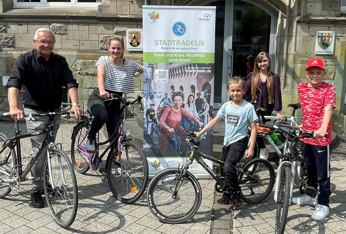 Landrat Achim Hallerbach, Klimaschutzmanagerin Janine Sieben und Klimawandelanpassungsmanagerin Angelina Zahn rufen zur Teilnahme am Stadtradeln auf. (Foto: KV Neuwied / Ulf Steffenfauseweh)