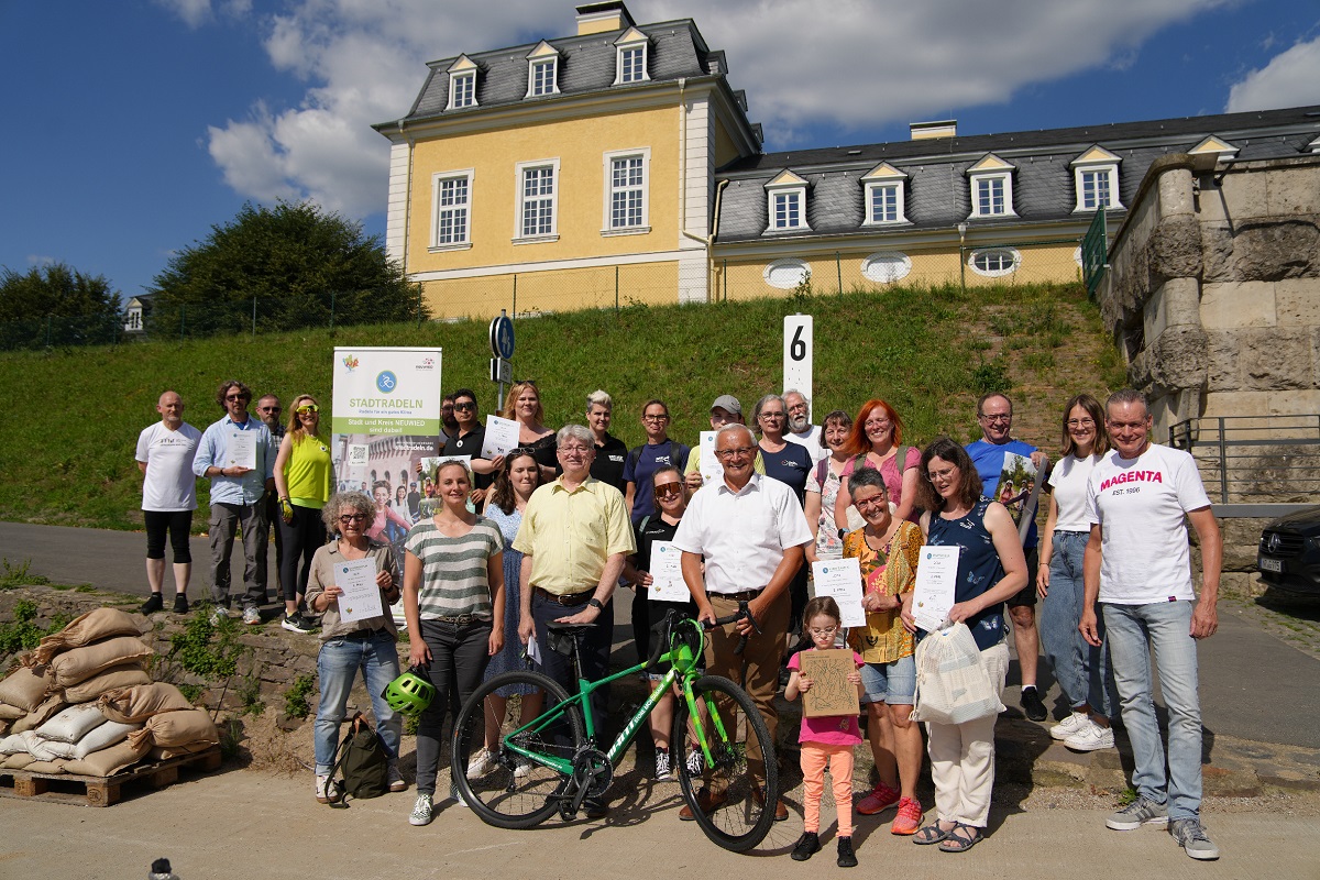 Landrat Achim Hallerbach und Beigeordneter der Stadt Neuwied Ralf Seemann zeichneten die Gewinner des diesjhrigen Stadtradelns aus. (Foto: Felix Banaski)