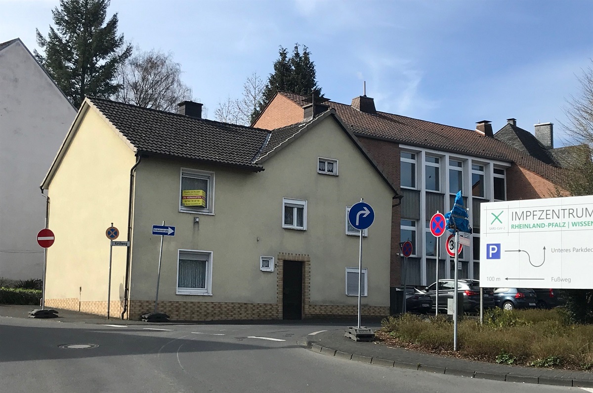 Das Haus am Kirchweg 7 soll nach Meinung der Verkehrskommission abgerissen werden. (Archivfoto: Katharina Behner)