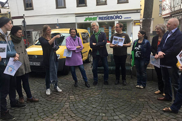 Nora Rtten (3.v.l.) von Klle Global veranschaulicht beim konsumkritischen Stadtrundgang durch Linz  spielerisch die Missstnde in der Textilbranche: durch das Spannen eines Wollfadens zwischen den Teilnehmern wird die weltweite Produktions- und Lieferkette einer Jeans dargestellt. Foto: privat