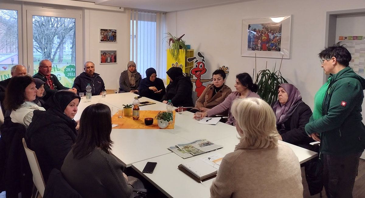 Kordula Honnef (Bild rechts) gab viele wertvolle Tipps zu Krutern und Nutzpflanzen. Fotos: Jan Buchheim