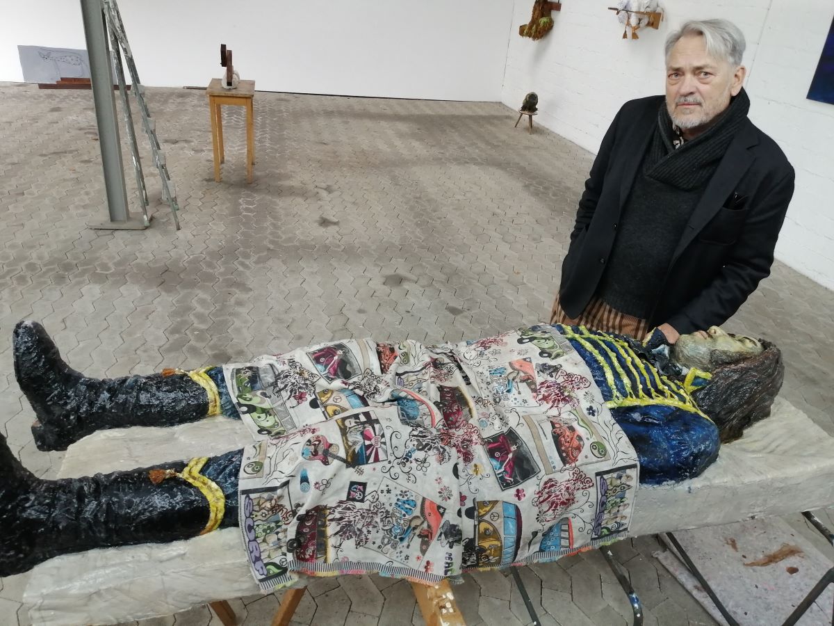 Frank Herzog und sein General Marceau: Gelingt die Finanzierung, wird die Skulptur auf den Altenkirchener Schlossplatz umziehen. (Foto: vh)