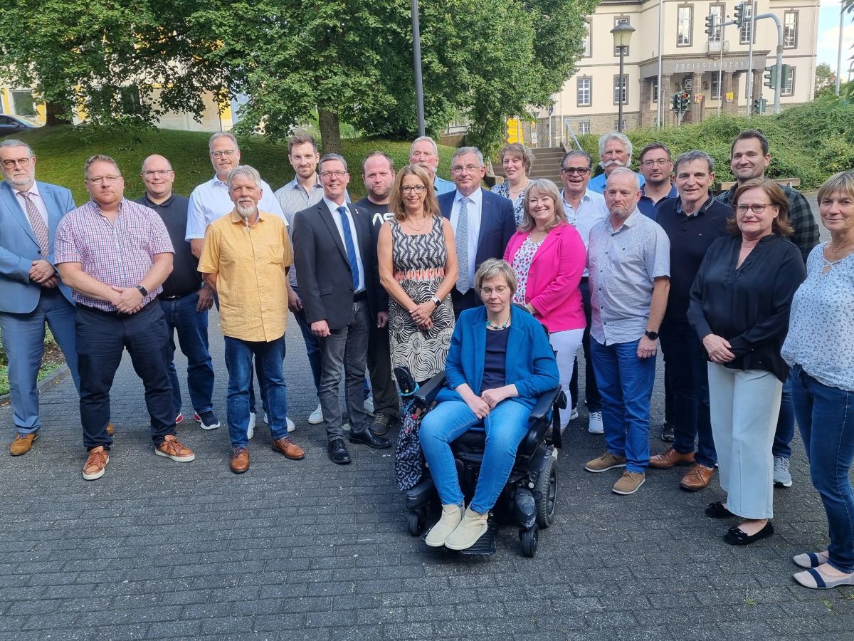 Die Mitglieder des Altenkirchener Stadtrates inklusive Stadt-Chef Ralf Lindenptz werden so jung, wie am frhen Mittwochabend, nicht mehr zusammenkommen. (Foto: vh)