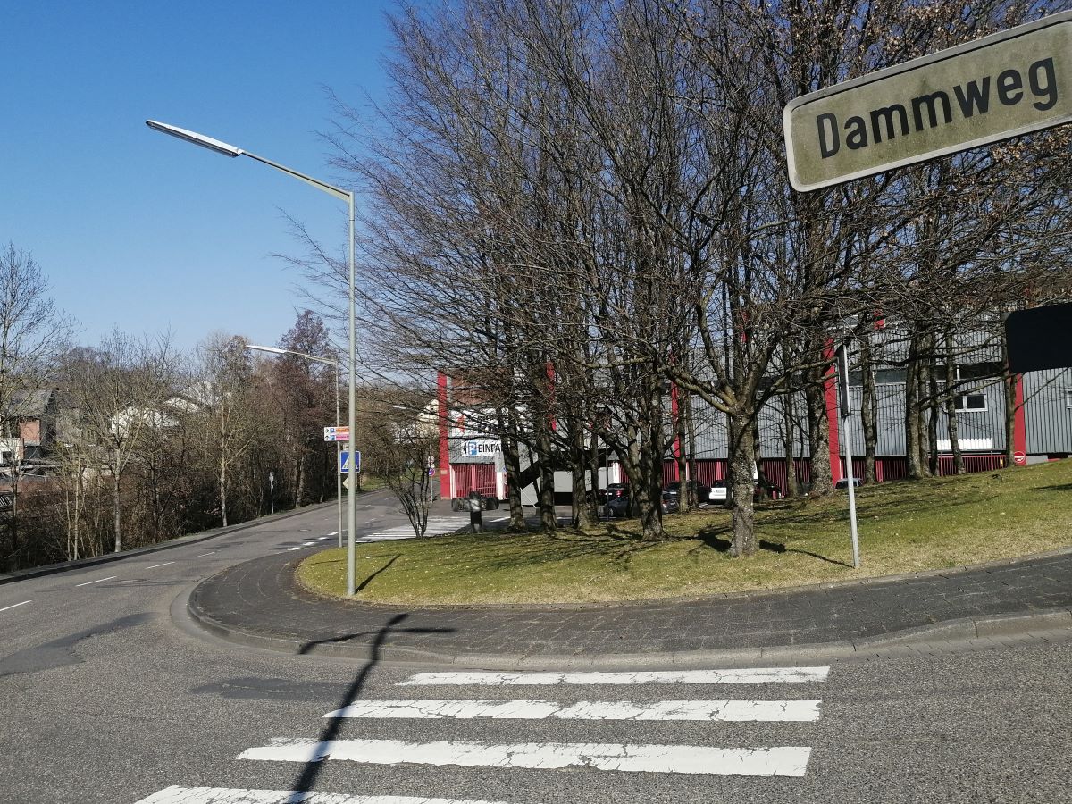 Der Dammweg entlang des Quengelbachs soll vor dem Hintergrund, dass das Fachmarktzentrum auf dem Weyerdamm entsteht, saniert und besser an die Fugngerzone angebunden werden. (Foto: vh)