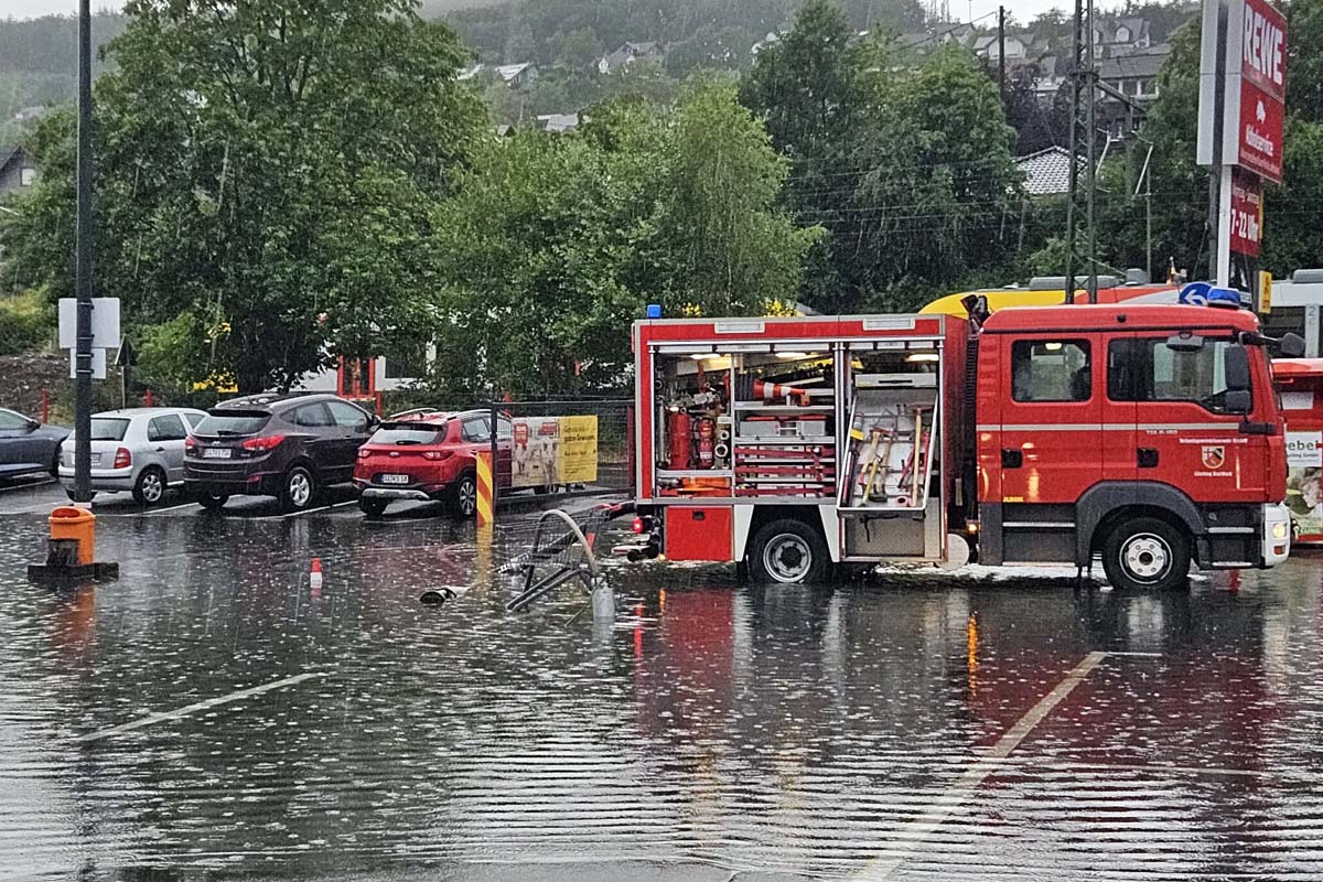 Das Wasser stand innerhalb kurzer Zeit mehrere zentimeter hoch (Bilder: PUMA FW Kirchen)