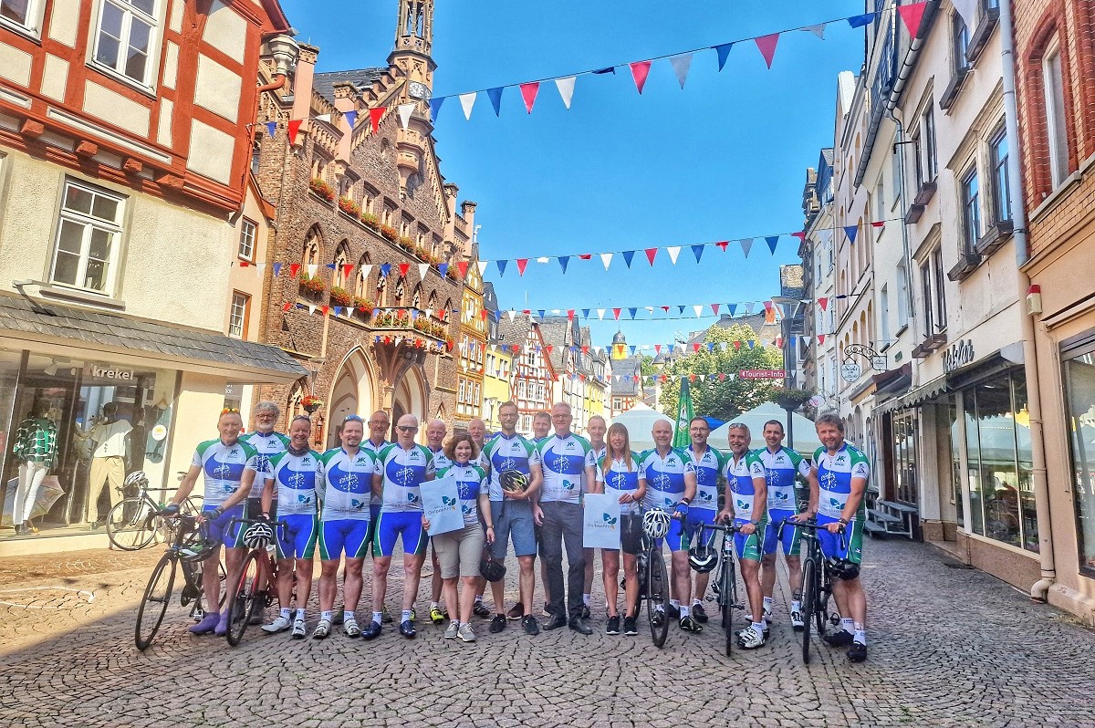 Drei VG-Brgermeister, Touristiker und Radsportler gemeinsam im neuen Dress zum Auftakt der Beteiligung der Equipe EuroDeK bei der Umsetzung des Masterplans Gelbachtal vor dem alten Rathaus in Montabaur - gleichzeitig der Auftakt zum diesjhrigen autofreien Gelbachtag. (Foto: Olaf Nitz) 