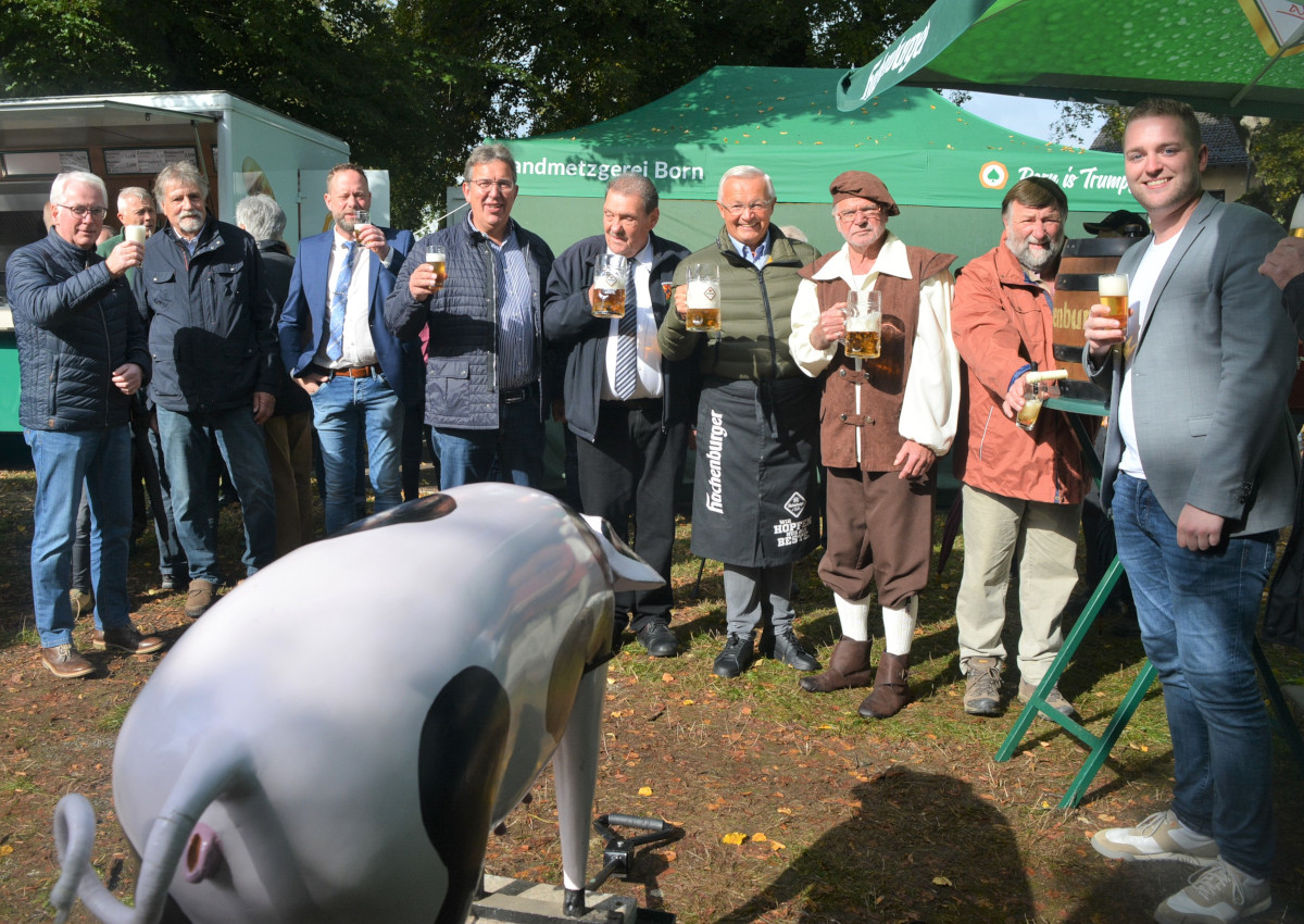 Die "Hlzerne Muck" hat wieder das Volk beim Steimeler "Toffelsmoat" um sich geschart. (Fotos: Wolfgang Rabsch)