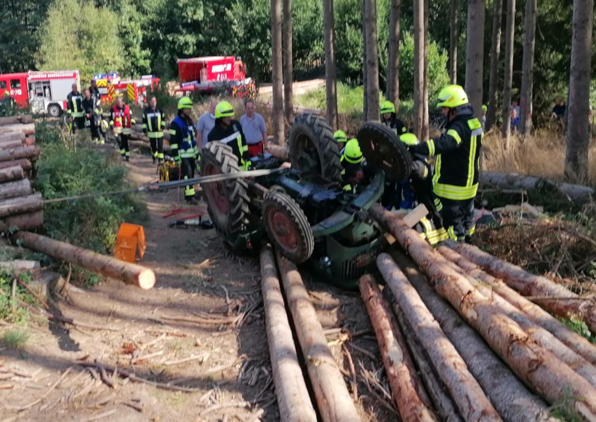 Der Verunglckte war unter seinem Traktor eingeklemmt und konnte nicht mehr gerettet werden. (Foto: Feuerwehr VG Dierdorf)